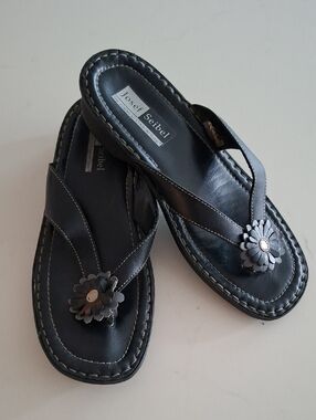 Josef Seibel Black Leather Floral Accent Y2K-esque Thongs (EU 38; US 7.5-8)